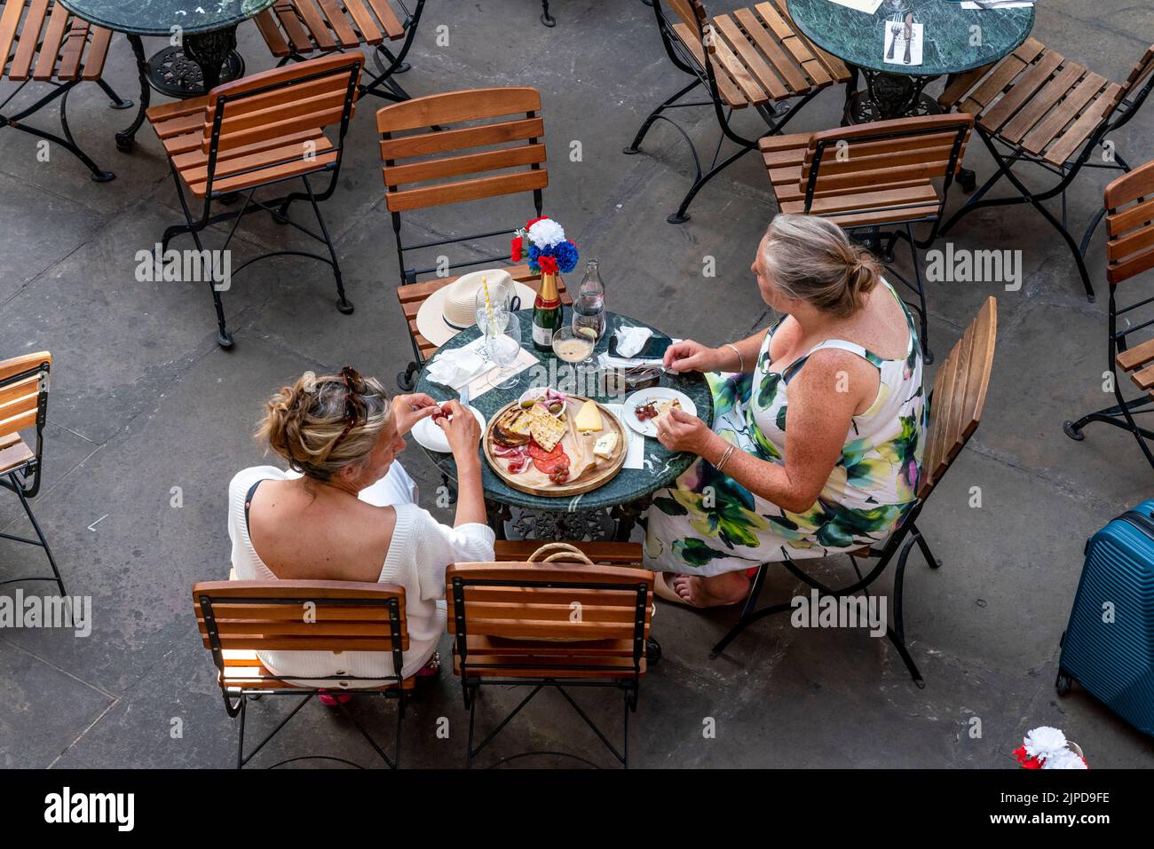 Due donne pranzano in Un caffè/ristorante in Piazza a Covent Garden, Londra, Regno Unito Foto Stock