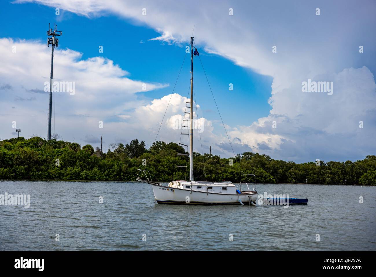 Una barca ancorata nella baia contro un cielo nuvoloso a San Pietroburgo, Florida Foto Stock