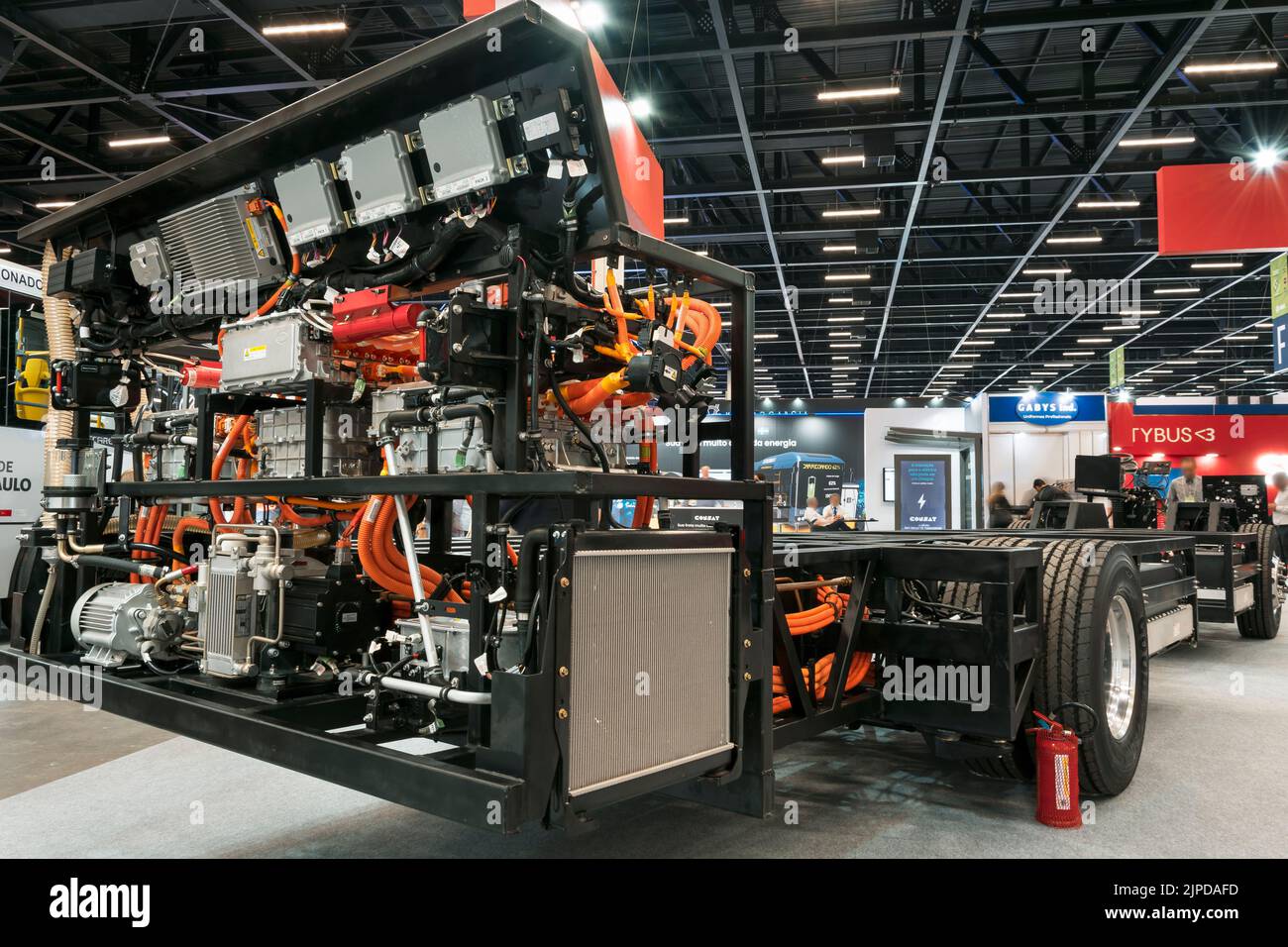 Telaio autobus elettrico, motore e batteria dettaglio in mostra alla fiera LAT.BUS 2022, che si svolge nella città di São Paolo. Foto Stock