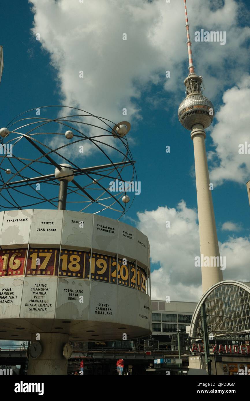Uno scatto verticale dell'orologio mondiale e della torre televisiva di Berlino Alex ad Alexanderplatz a Berlino, Germania Foto Stock