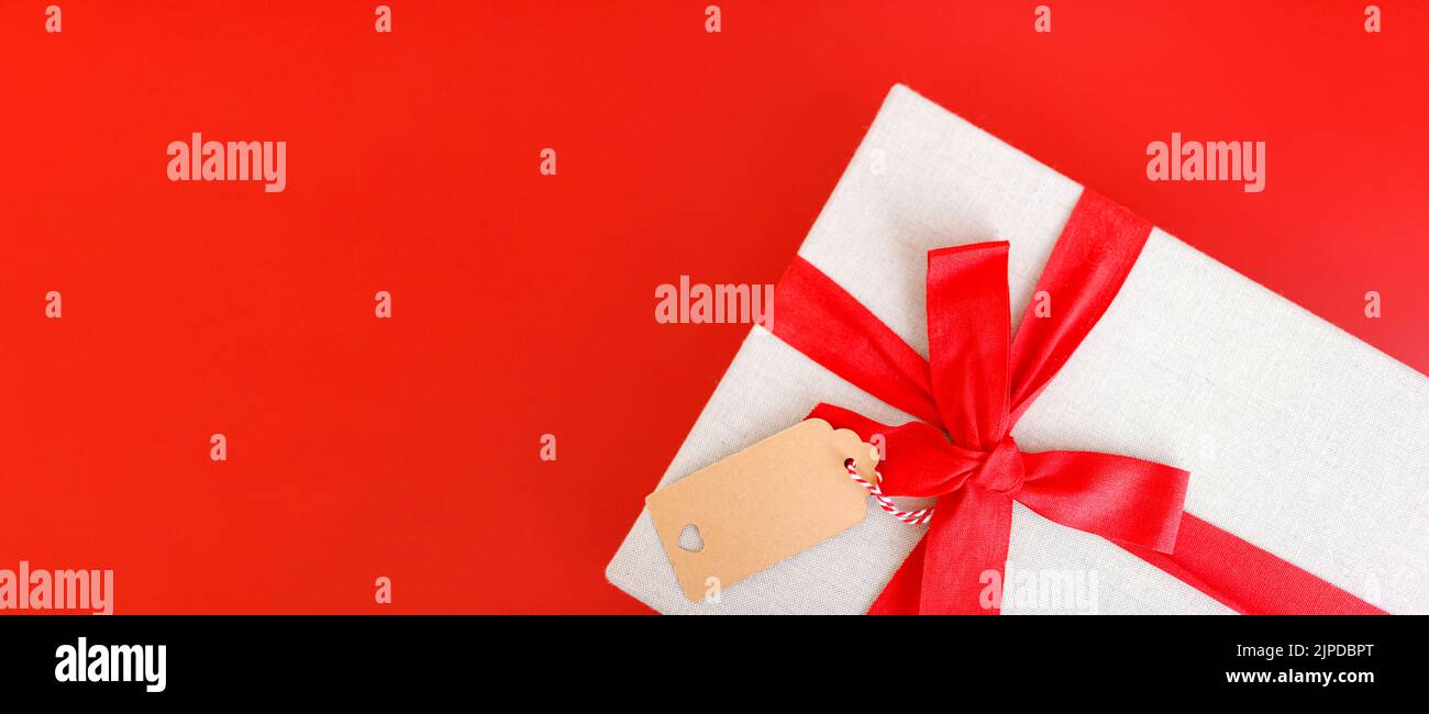 Banner rosso con confezione regalo nastri rossi legati Foto Stock