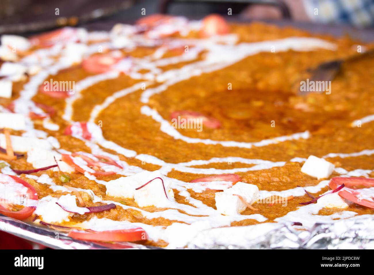 Mumbai Street Food Pad Bhaji Masala Chaat is Vega thick gravy fatto di cipolle finalmente tritate, Alu, purè di patate tritate, Panir, Sabzi, Bhaaji, Haldi T. Foto Stock