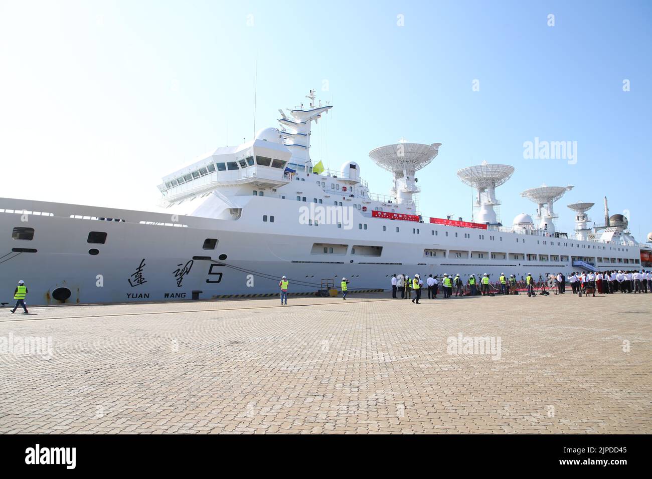 (220817) -- COLOMBO, 17 agosto 2022 (Xinhua) -- la foto scattata il 16 agosto 2022 mostra la nave cinese yuanwang-5 che attracca al porto internazionale di Hambantota in Sri Lanka ad Hambantota, Sri Lanka. La nave cinese Yuanwang-5, che segue lo spazio, è attraccata al porto internazionale di Hambantota, nello Sri Lanka, a scopo di rifornimento. Ambasciatore cinese in Sri Lanka Qi Zhenhong, i funzionari del governo dello Sri Lanka e i rappresentanti delle imprese cinesi hanno salutato la nave al molo martedì. (Xinhua/che Hongliang) Foto Stock