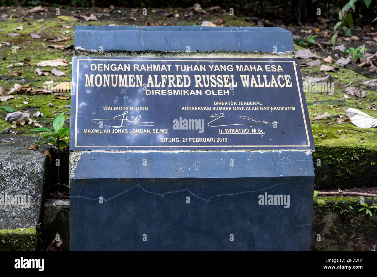 Una targa che memorizza il naturalista Alfred Russel Wallace al Parco Nazionale e Riserva Naturale di Tangkoko. Sulawesi, Indonesia. Foto Stock