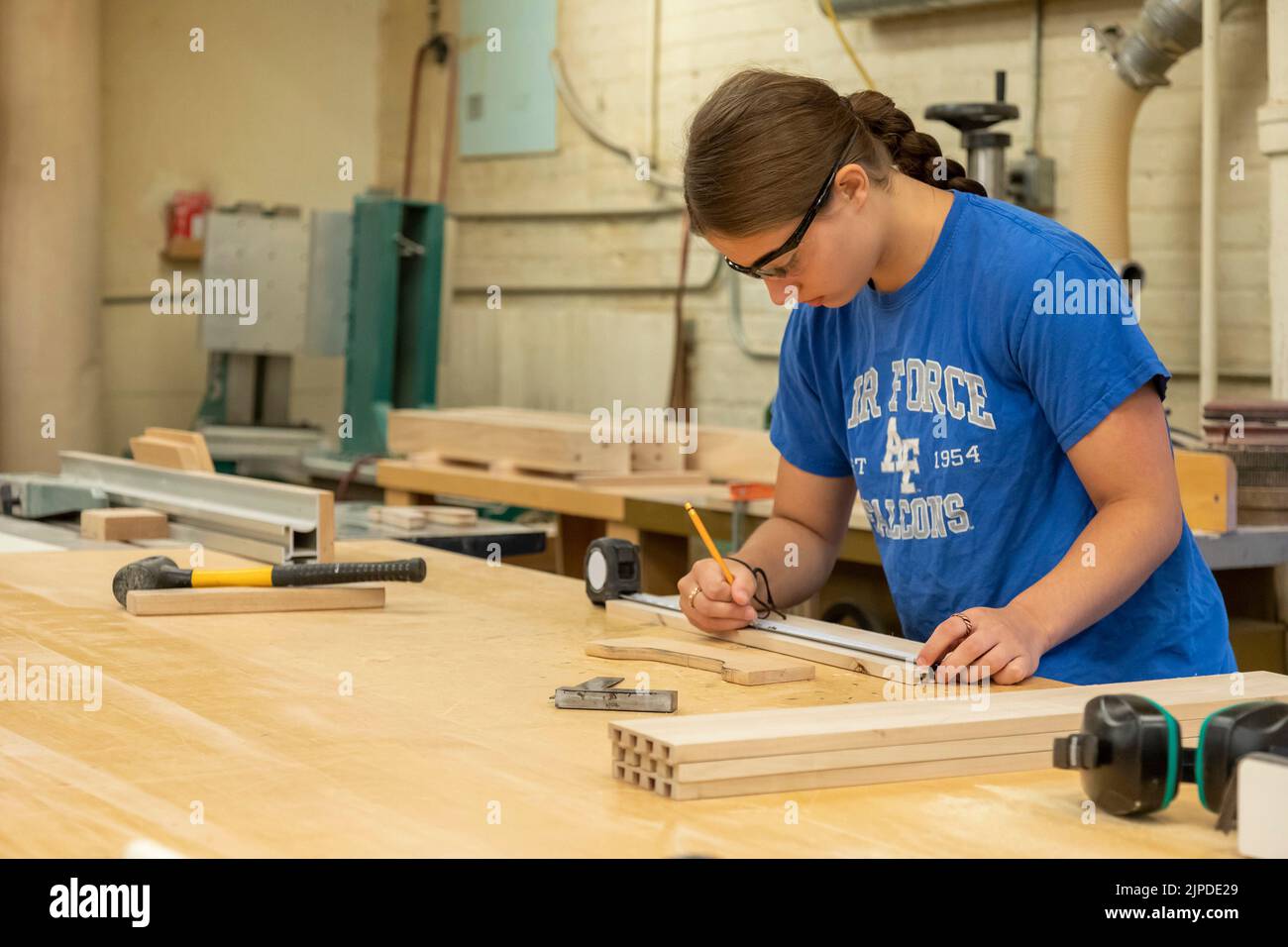 Kalamazoo, Michigan - operai specializzati costruiscono armadi personalizzati presso il negozio Homestead Cabinetmakers, situato nel Park Trades Center. Foto Stock