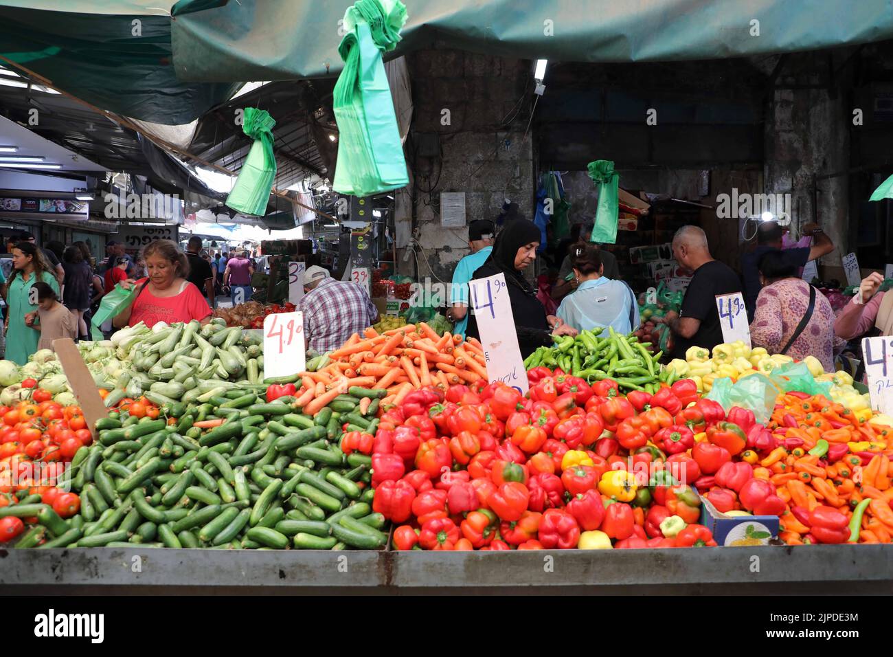 Ramla. 17th ago, 2022. La gente acquista in un mercato nella città centrale israeliana di Ramla, 17 agosto 2022. L'inflazione annuale di Israele ha raggiunto il 5,2 per cento nel mese di luglio, il più alto dall'ottobre 2008, secondo le cifre liberate dall'Ufficio Centrale di Statistica del paese il lunedì. Credit: Gil Cohen Magen/Xinhua/Alamy Live News Foto Stock