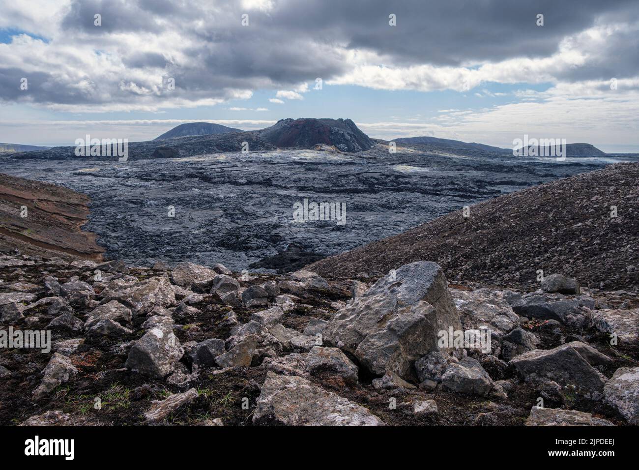 Il campo lavico e il cono formatosi con l'eruzione del vulcano islandese Geldingadalir nel 2021 Foto Stock