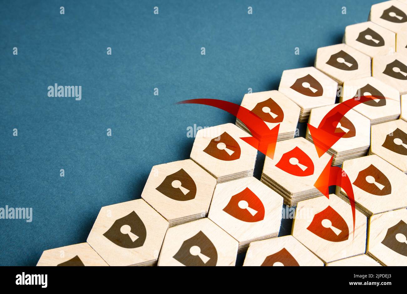 Ingresso non autorizzato nel sistema. Attacco di hacker, violazione della sicurezza. Collegamento debole. Vulnerabilità del sistema. Perdita di dati e spionaggio industriale. Sabotaggio. Foto Stock