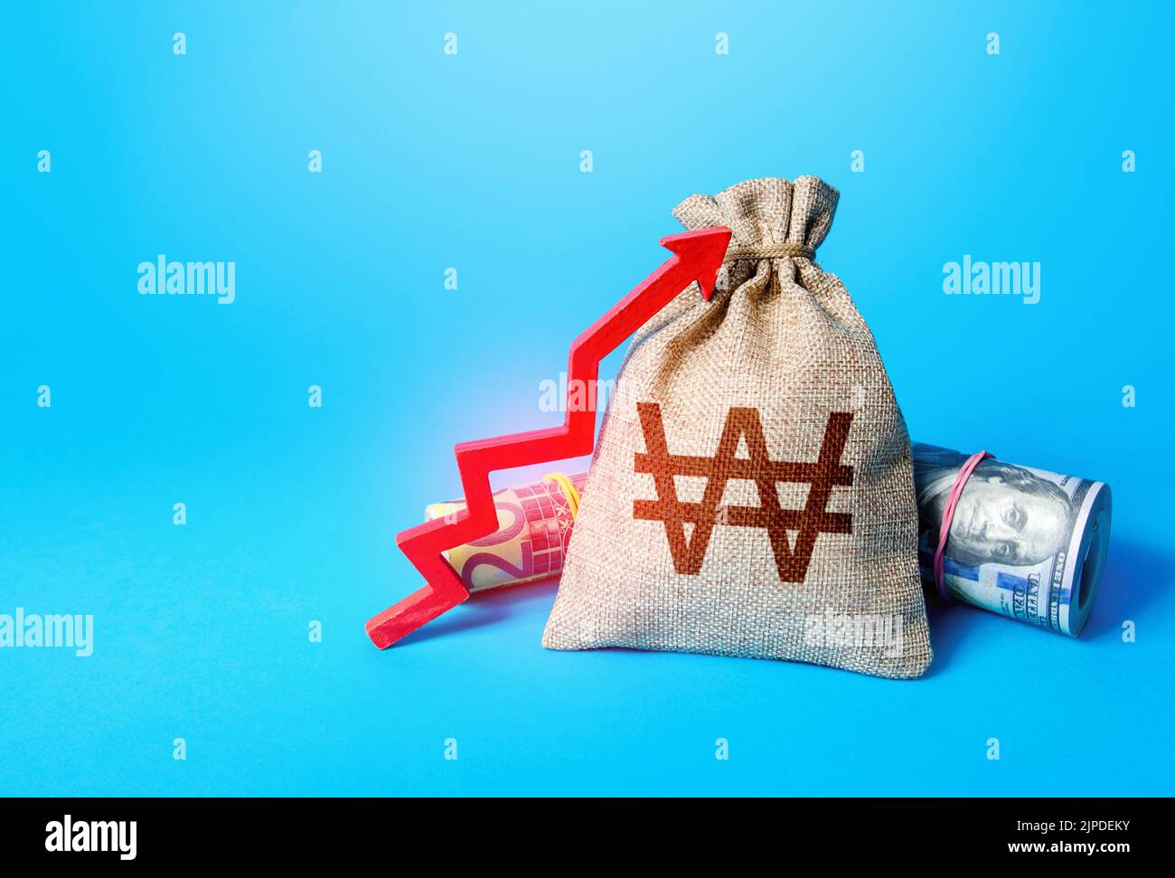 la Corea del Sud ha vinto un sacco di soldi e una freccia rossa verso l'alto. Crescita economica. Aumento del tasso di deposito. Aumento dei profitti, delle tasse di bilancio. Aumentare il reddito e il business Foto Stock