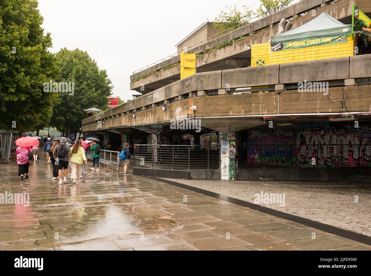 Londra, Inghilterra, Regno Unito. 16 agosto 2022. La siccità e l'ondata di caldo nel Regno Unito sono finalmente terminate - turisti che godono di clima più fresco e una certa pioggia al Southbank Centre di Londra, Londra, Inghilterra, Regno Unito © Benjamin John Foto Stock