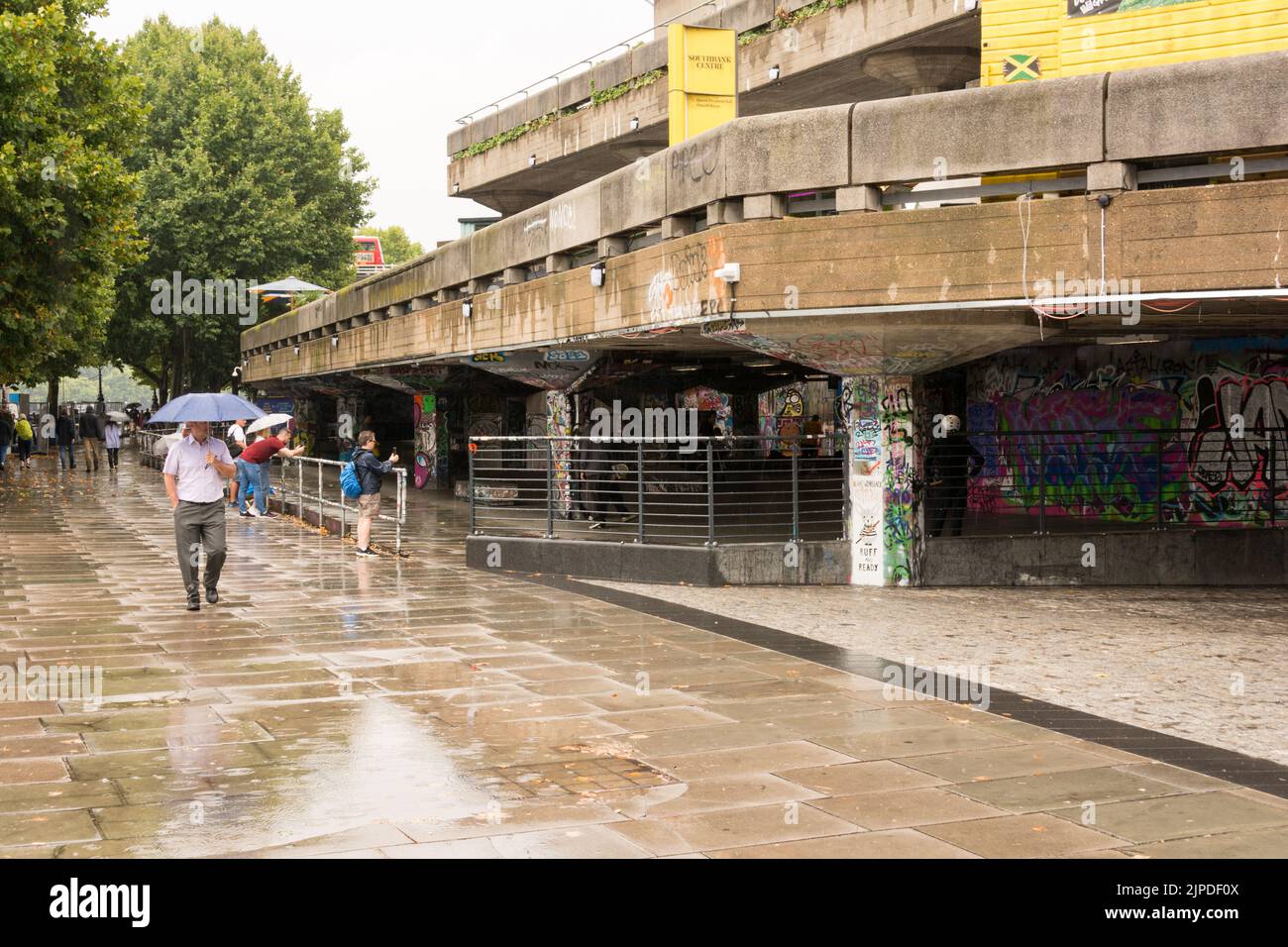 Londra, Inghilterra, Regno Unito. 16 agosto 2022. La siccità e l'ondata di caldo nel Regno Unito sono finalmente terminate - turisti che godono di clima più fresco e una certa pioggia al Southbank Centre di Londra, Londra, Inghilterra, Regno Unito © Benjamin John Foto Stock