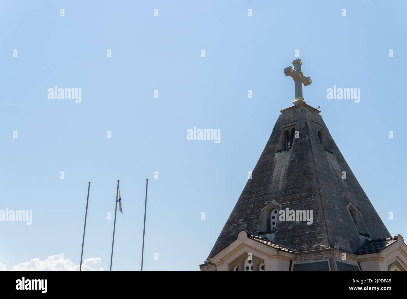 RUSSIA, CRIMEA - LUG 09, 2022: Sevastopol crimea chiesa nicholas Wonderworker cimitero russia monumento vecchia piramide, per l'architetto fraterno per san per Foto Stock