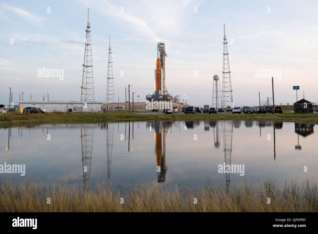 Cape Canaveral, Stati Uniti. 17th ago, 2022. Il razzo Space Launch System (SLS) della NASA con la navicella spaziale Orion a bordo viene visto in cima al lanciatore mobile mentre viene arrotolato sulla rampa al Launch Pad 39B, mercoledì 17 agosto 2022, al Kennedy Space Center della NASA in Florida. La missione Artemis i della NASA è il primo test integrato dei sistemi di esplorazione dello spazio profondo dell'agenzia: Il veicolo spaziale Orion, il razzo SLS e i sistemi di supporto a terra. Il lancio del test di volo senza equipaggio è previsto per non più del 29 agosto. Foto NASA di Joel Kowsky/UPI Credit: UPI/Alamy Live News Foto Stock