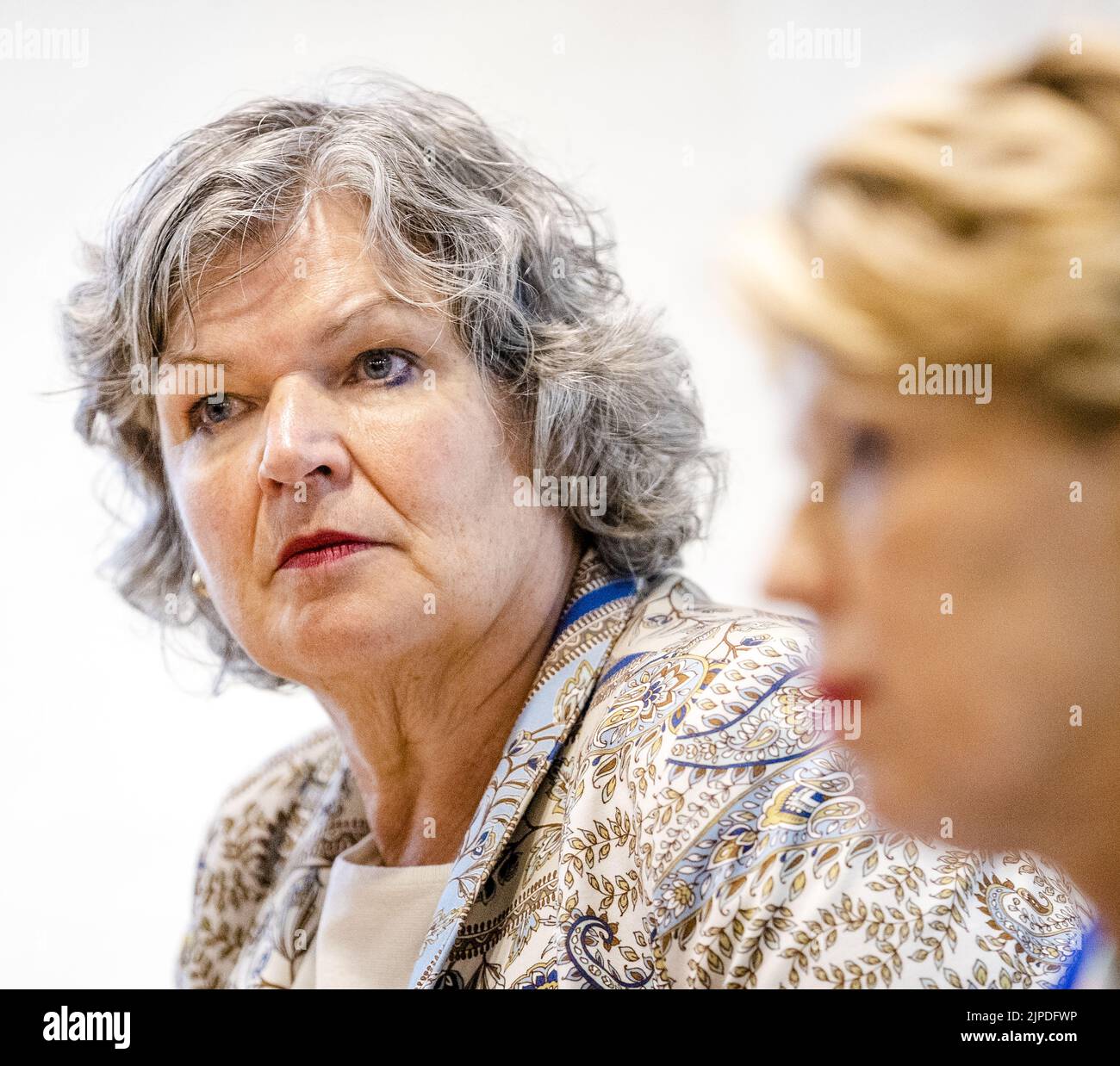 2022-08-17 15:07:46:19 TUBBERGEN - il sindaco Wilmien Haverkamp e l'alderman Ursula Bekhuis (titolare del portafoglio per i richiedenti asilo) (R) hanno parlato alla stampa della designazione dell'hotel in Albergen, comune di Tubbergen, come luogo per l'accoglienza dei richiedenti asilo senza l'approvazione del comune. ANP SEM VAN DER WAL olanda fuori - belgio fuori Foto Stock