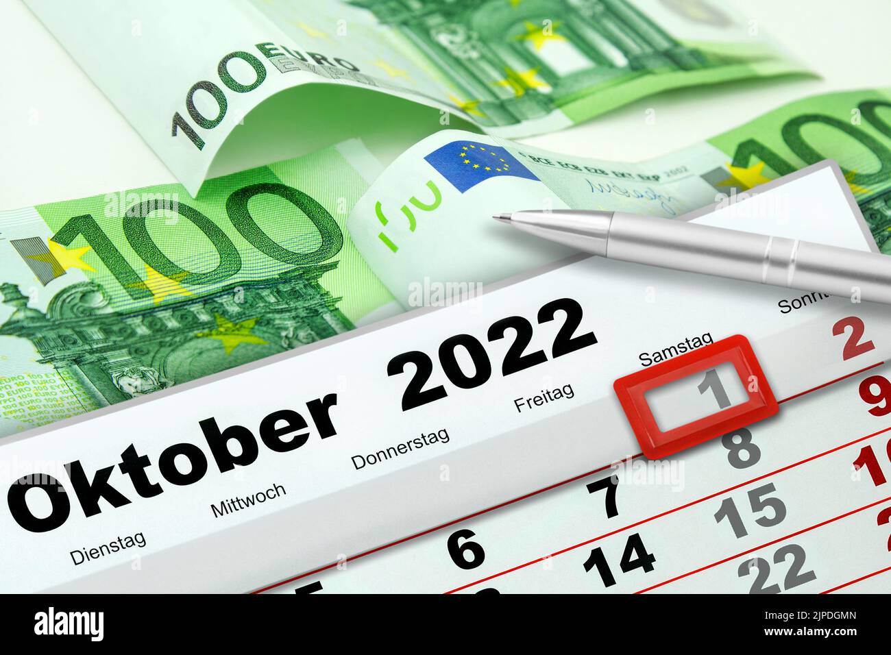 Deutscher Kalender Datum 1. Oktober 2022 Samstag e 300 Euro Geldscheine Foto Stock