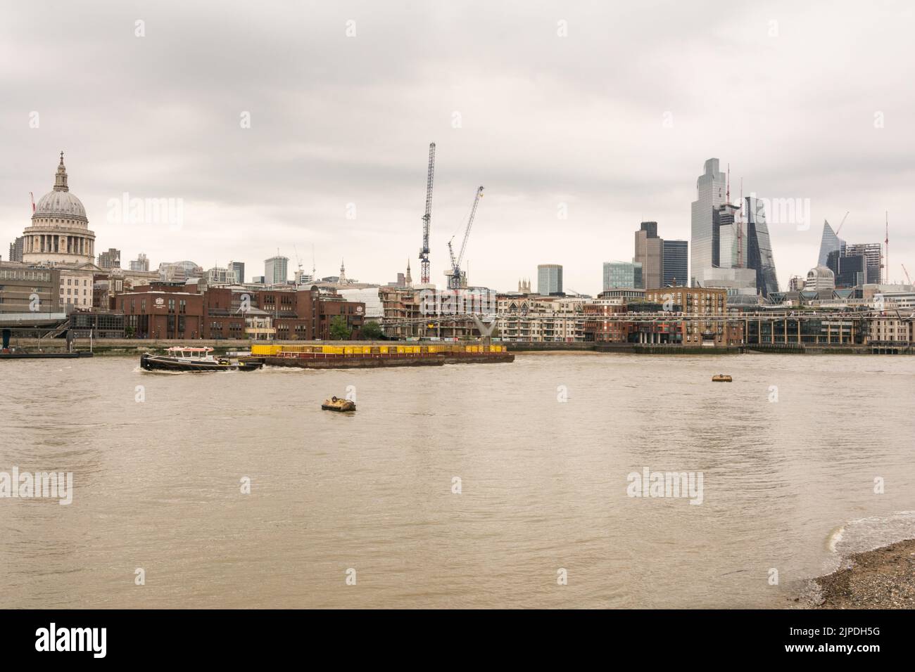 Cory Tugboat Recovery navigando a monte e oltrepassando lo skyline di St Paul's e City of London, come si vede da Bankside sul Tamigi, Londra, Inghilterra, Regno Unito Foto Stock