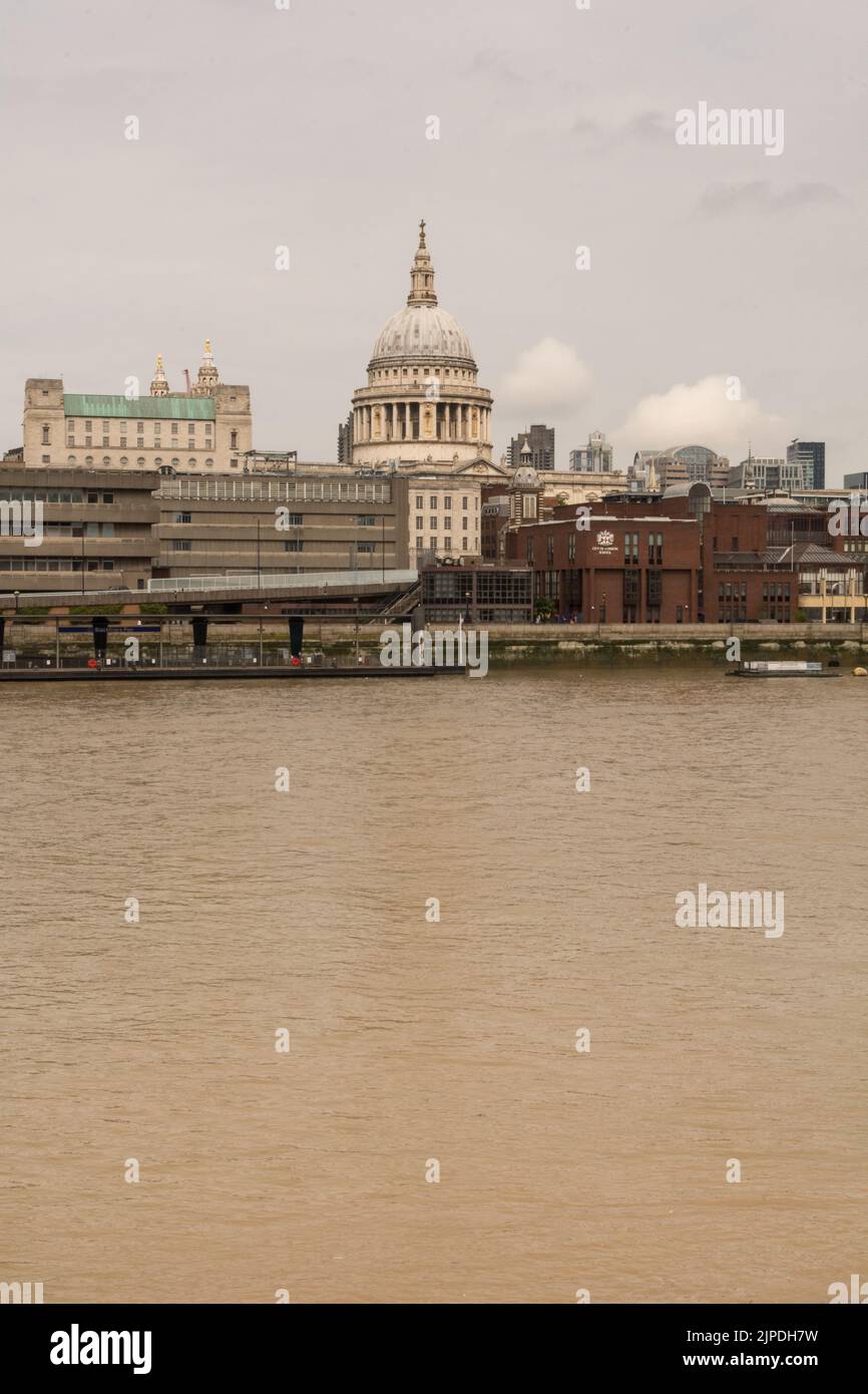 St Paul's Cathedral e la City of London School sulla northbank del Tamigi, Londra, Inghilterra, Regno Unito Foto Stock