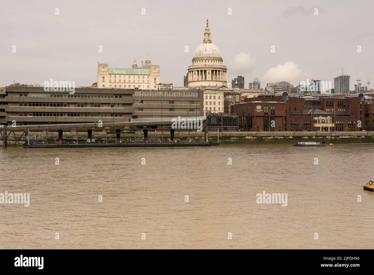 St Paul's Cathedral e la City of London School sulla northbank del Tamigi, Londra, Inghilterra, Regno Unito Foto Stock
