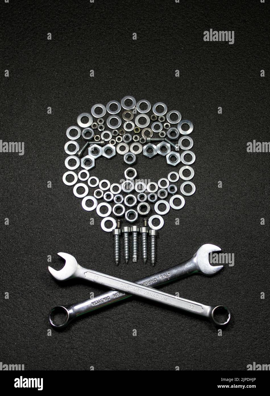 Jolly Roger Symbol realizzato con elementi hardware sfondo per Vertical Story Foto Stock