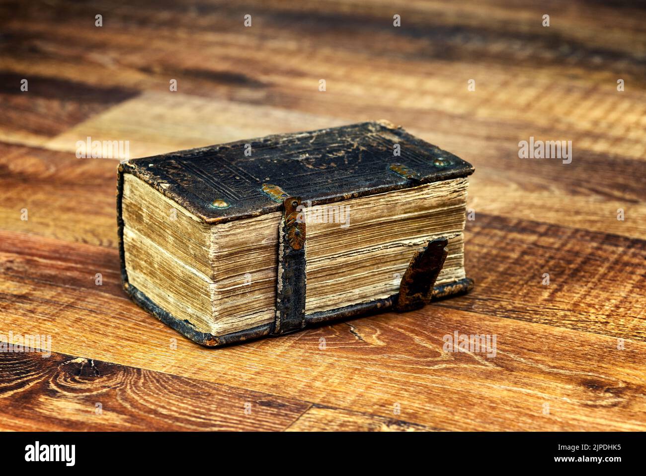 Vecchio antico libro grande pelle Foto Stock