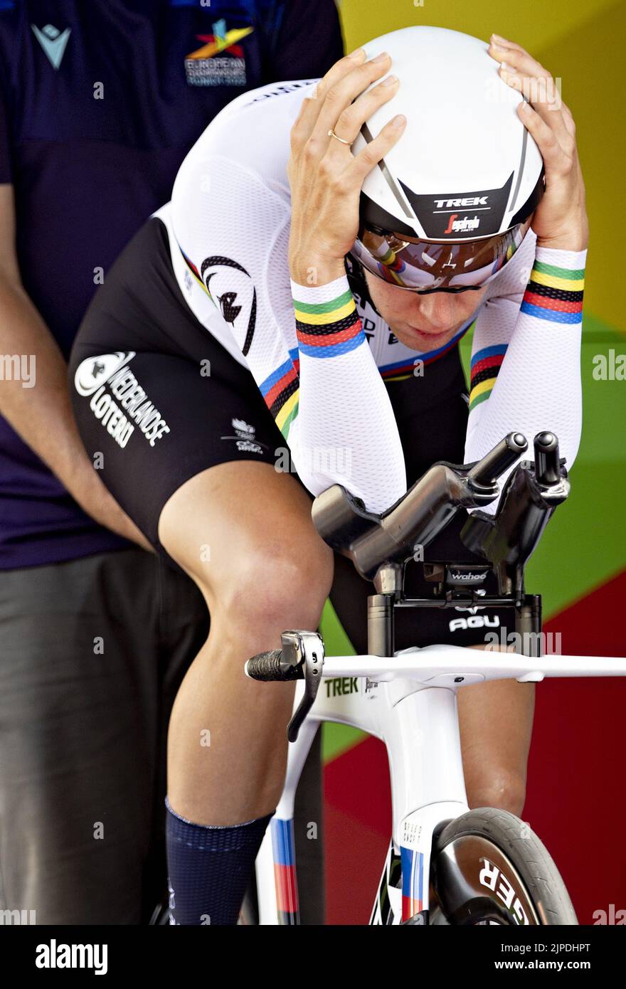 MUNCHEN - Ellen van Dijk in azione durante il cronometro ciclistico (donne) nella settima giornata del Campionato Multi-europeo. La città tedesca di Monaco ospiterà nel 2022 un campionato europeo combinato di vari sport. ANP IRIS VAN DEN BROEK Foto Stock