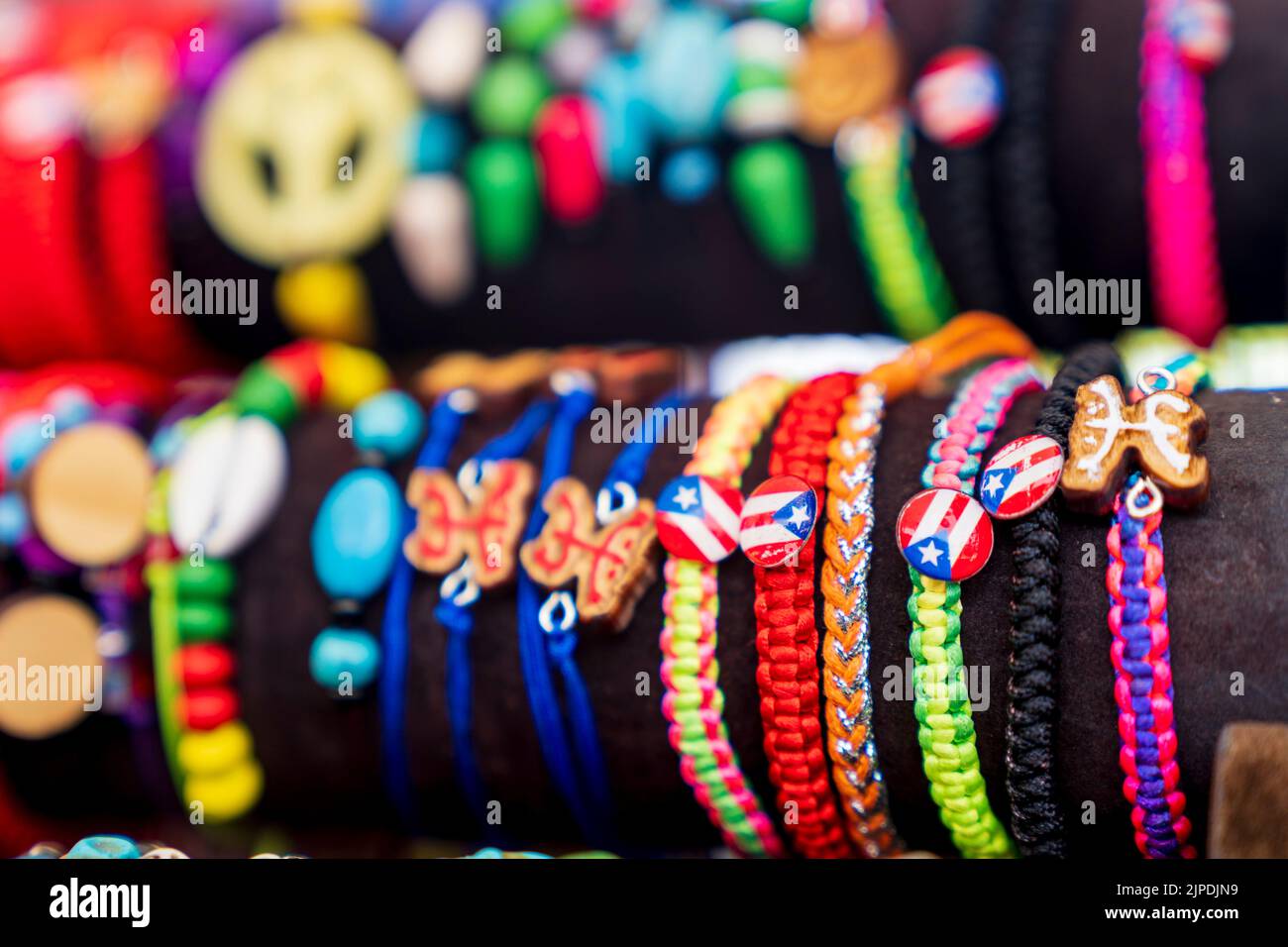 Collana di perle colorate e braccialetti da un mercato locale di souvenir di Puerto Rican. Foto Stock