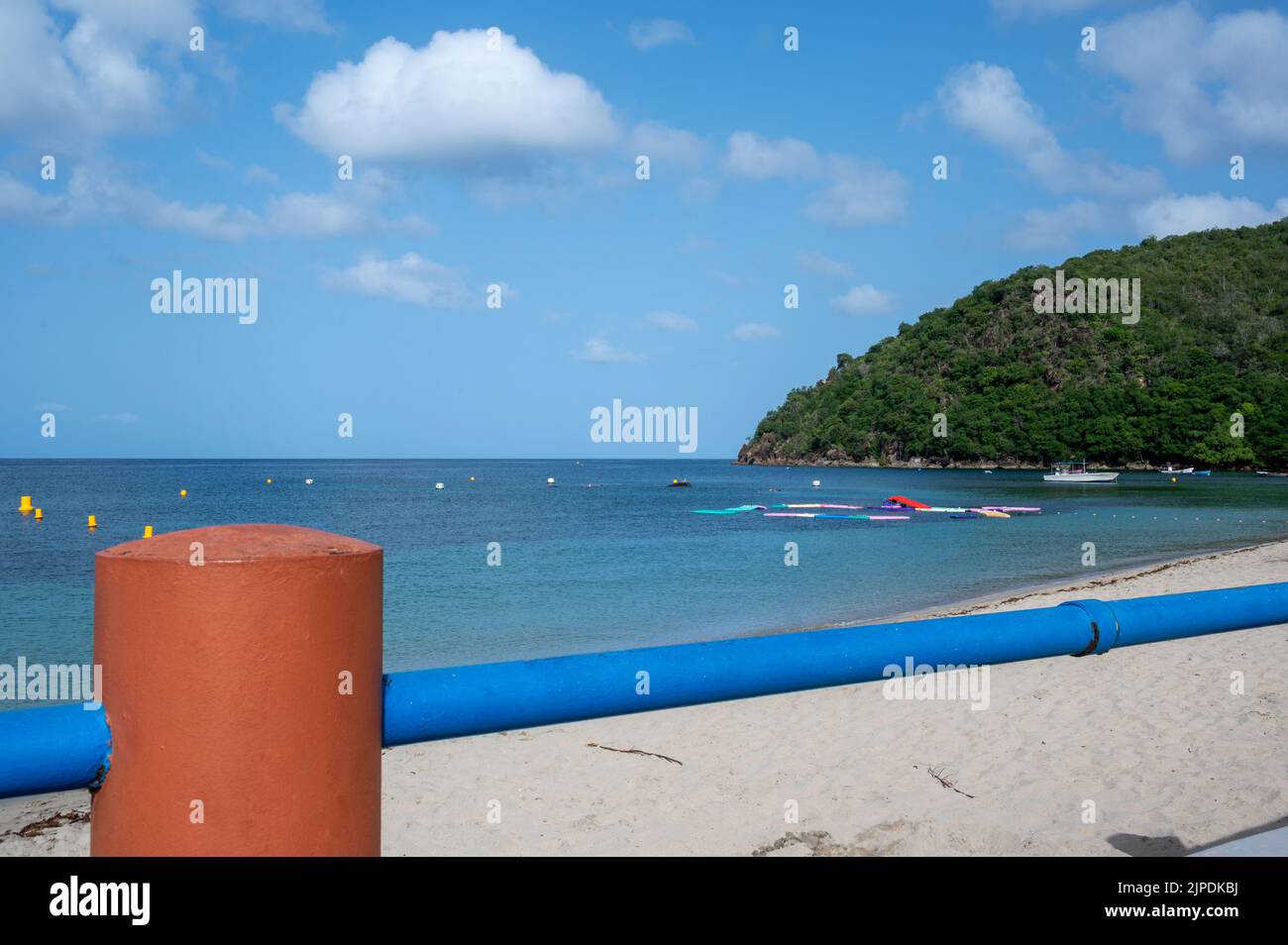 Giochi d'acqua sulla spiaggia di anses d'arlet, antille francesi, Martinica Foto Stock