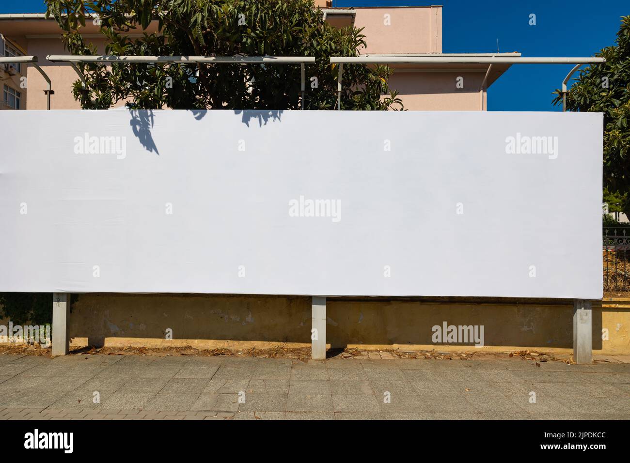 Cartellone bianco in città. Mockup per affissioni. Pubblicità o foto di sfondo di marketing. Foto Stock