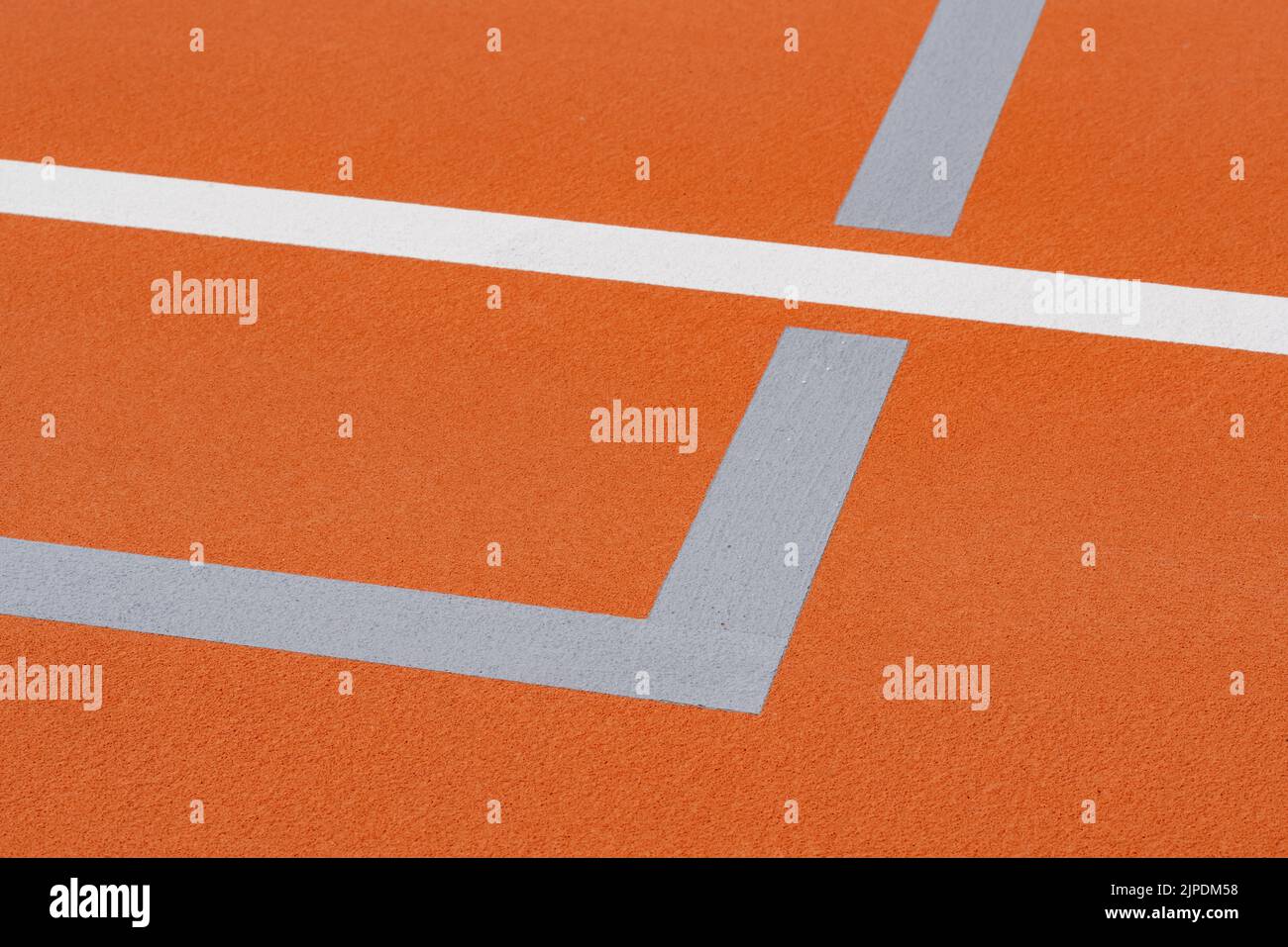Insolito campo da tennis arancione all'aperto con linee bianche e linee combinate di pickleball grigio chiaro. Foto Stock