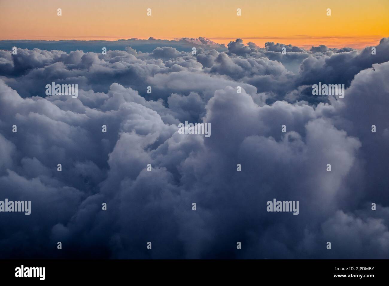 Una vista da una finestra di un aereo di nuvole durante il tramonto. Foto Stock