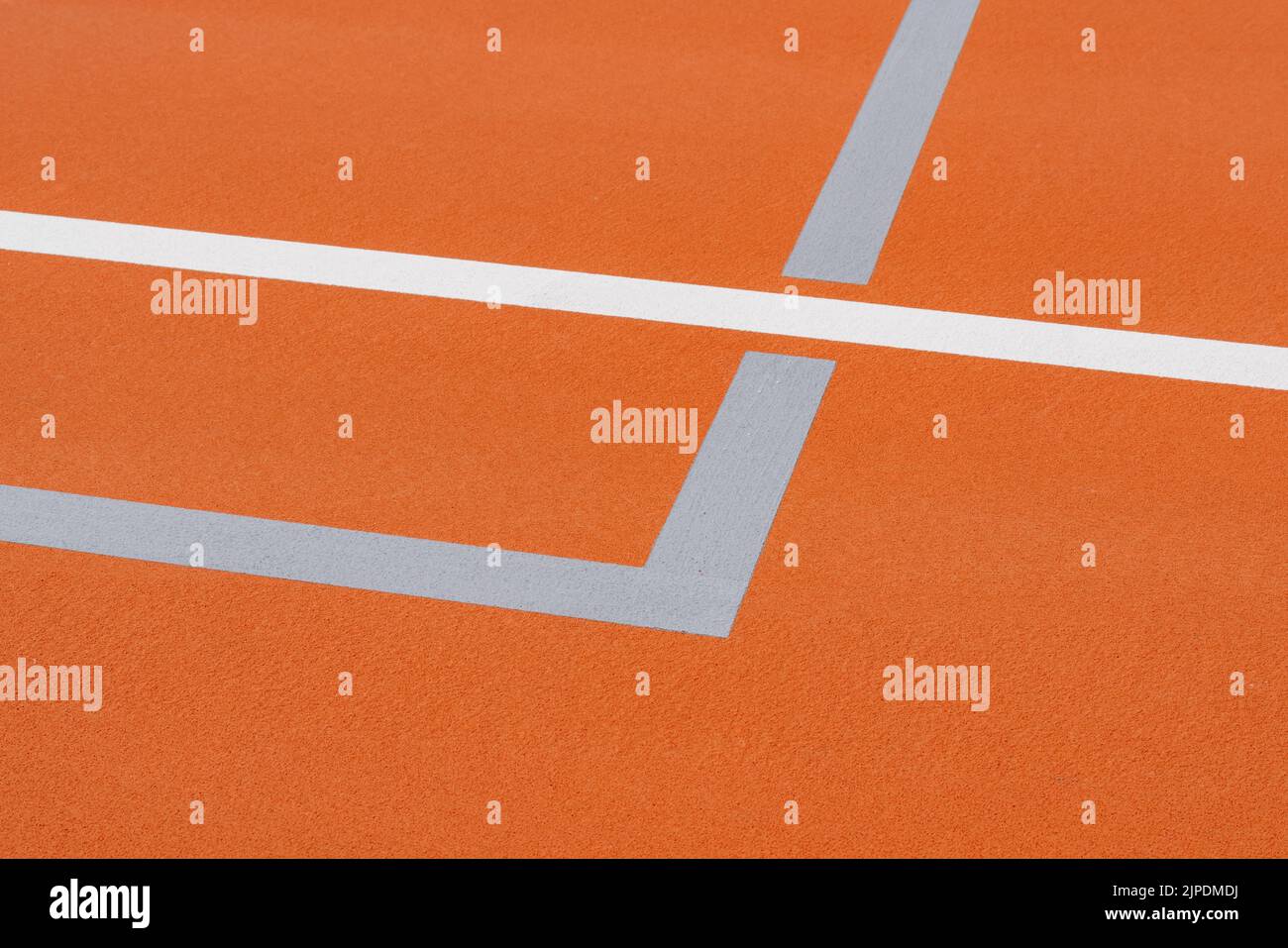 Insolito campo da tennis arancione all'aperto con linee bianche e linee combinate di pickleball grigio chiaro. Foto Stock
