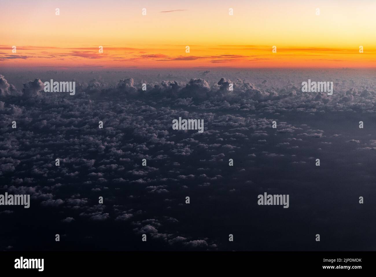 Una vista da una finestra di un aereo di nuvole durante il tramonto. Foto Stock
