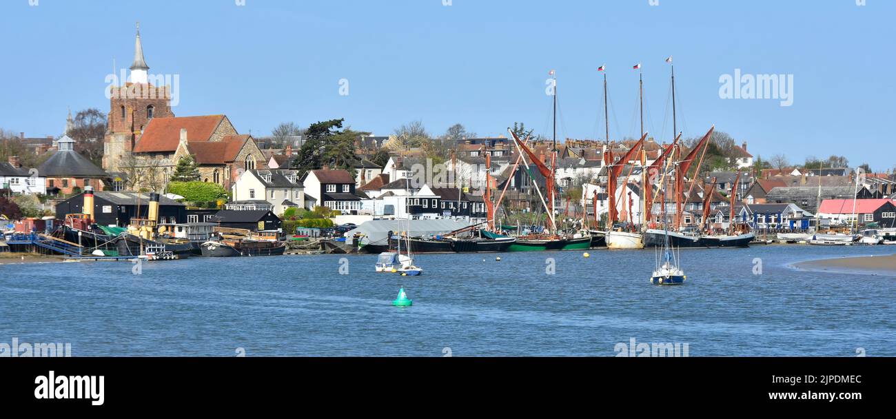 Maldon Essex panoramic Riverside Quay & paesaggio urbano skyline blue sky giorno a montanti di Thames chiatte ormeggiato sul fiume di marea Blackwater England Regno Unito Foto Stock
