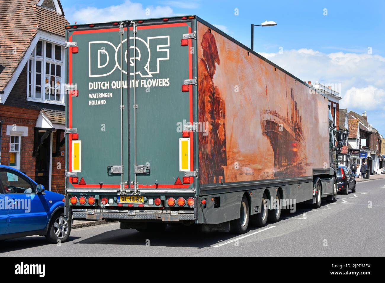 Vista posteriore del grande camion olandese di qualità Flower Business camion vuole un posto auto a Billericay High Street per consegnare al fioraio negozio UK Foto Stock