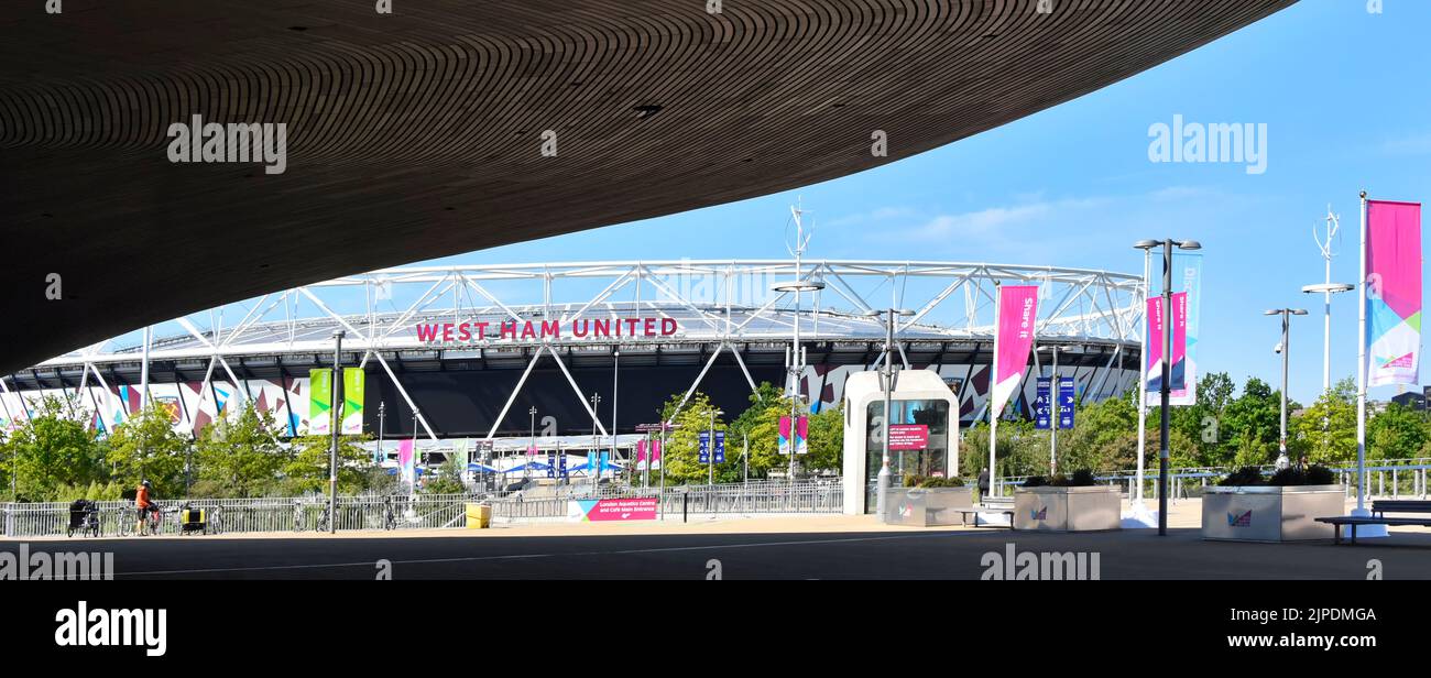 Tetto del 2012 London Olympic Aquatic Centre & Premier League calcio sport stadio West Ham United Queen Elizabeth Olympic Park Stratford Inghilterra Regno Unito Foto Stock