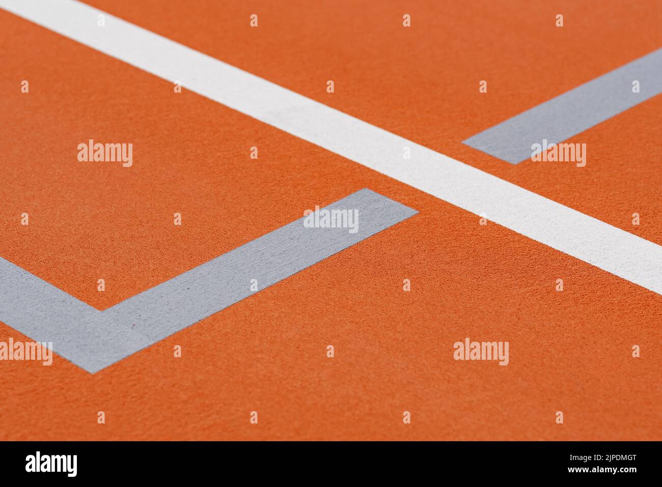 Insolito campo da tennis arancione all'aperto con linee bianche e linee combinate di pickleball grigio chiaro. Foto Stock