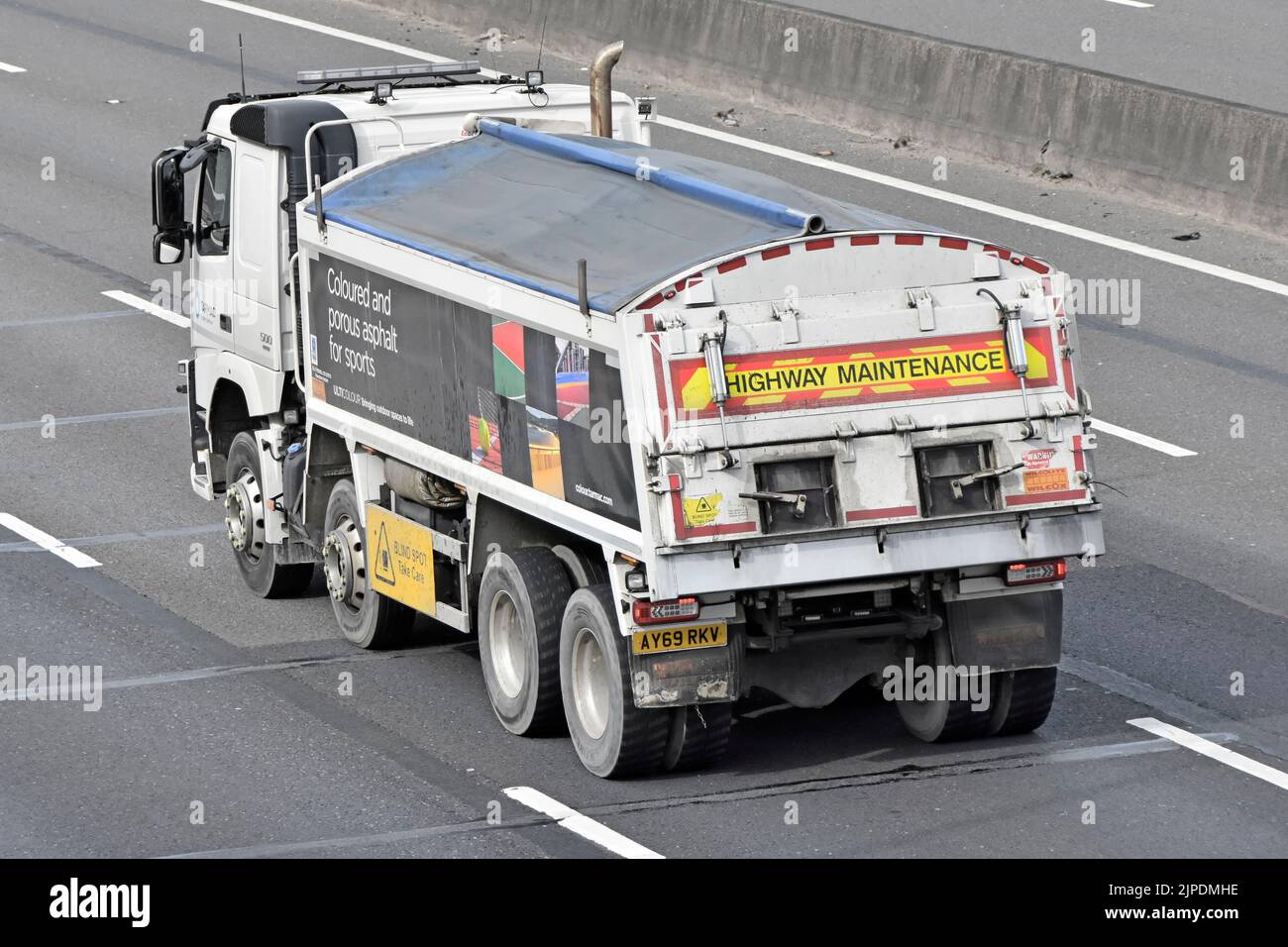 Back & Side aereo coperto Highway manutenzione camion ribaltabile con marchio commerciale Tarmac che fornisce asfalto poroso colorato guida su strada autostradale UK Foto Stock