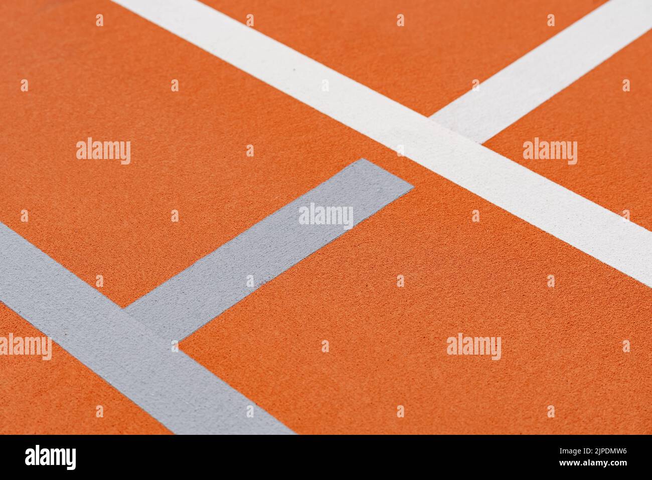 Insolito campo da tennis arancione all'aperto con linee bianche e linee combinate di pickleball grigio chiaro. Foto Stock