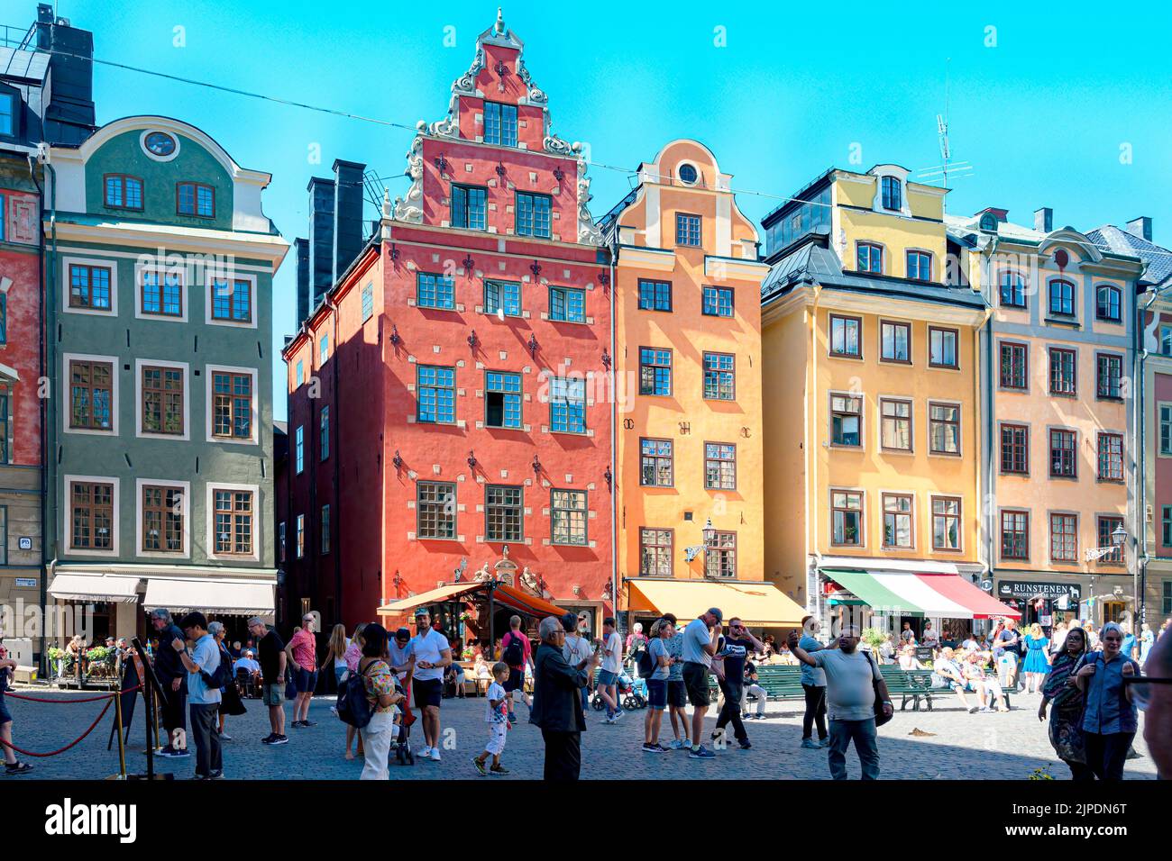 STOCCOLMA, SVEZIA - 31 LUGLIO 2022: Questa piazza acciottolata risalente al Medioevo ha edifici storici colorati Foto Stock