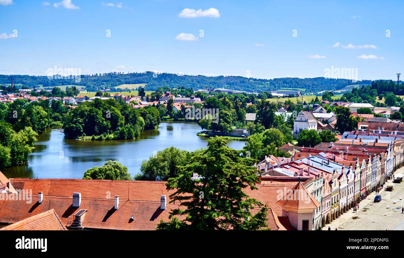 Telc, Repubblica Ceca, 2 luglio 2022: Grande lago per la ricreazione dietro la piazza del mercato storico di Telc, vista aerea Foto Stock