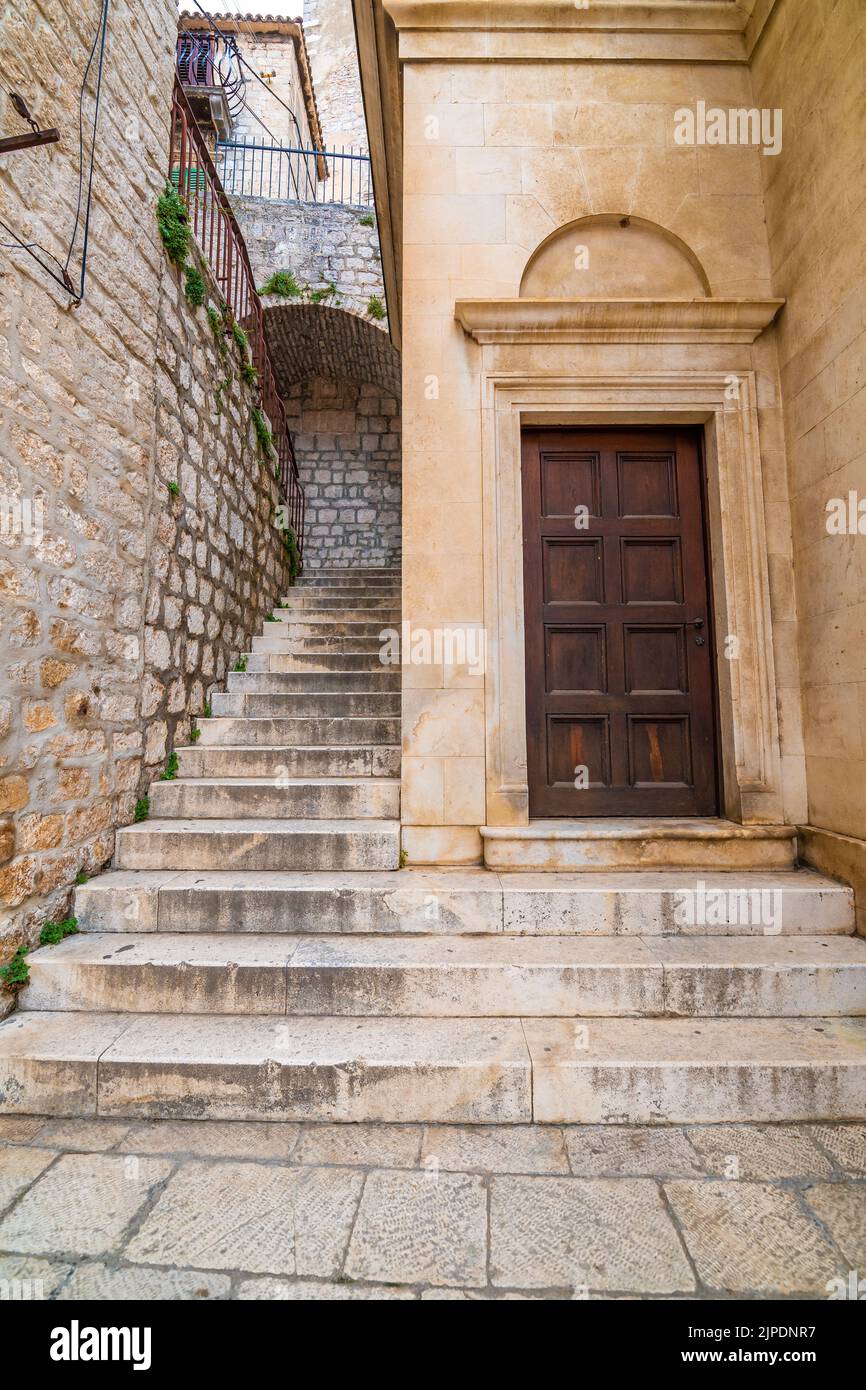 Strada stretta della città vecchia a Sibenik città, Croazia. Famosa destinazione turistica. Foto Stock