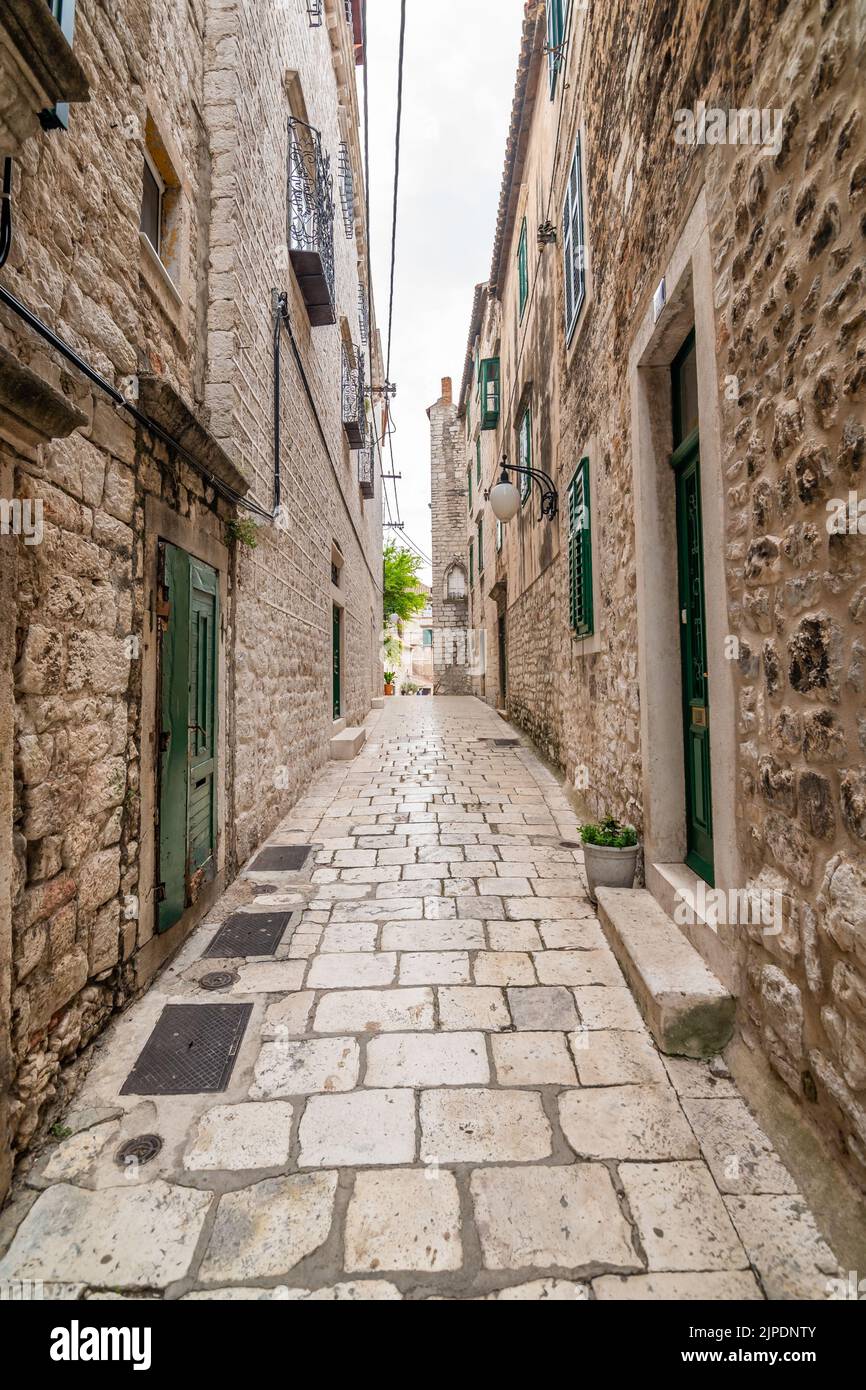 Strada stretta della città vecchia a Sibenik città, Croazia. Famosa destinazione turistica. Foto Stock