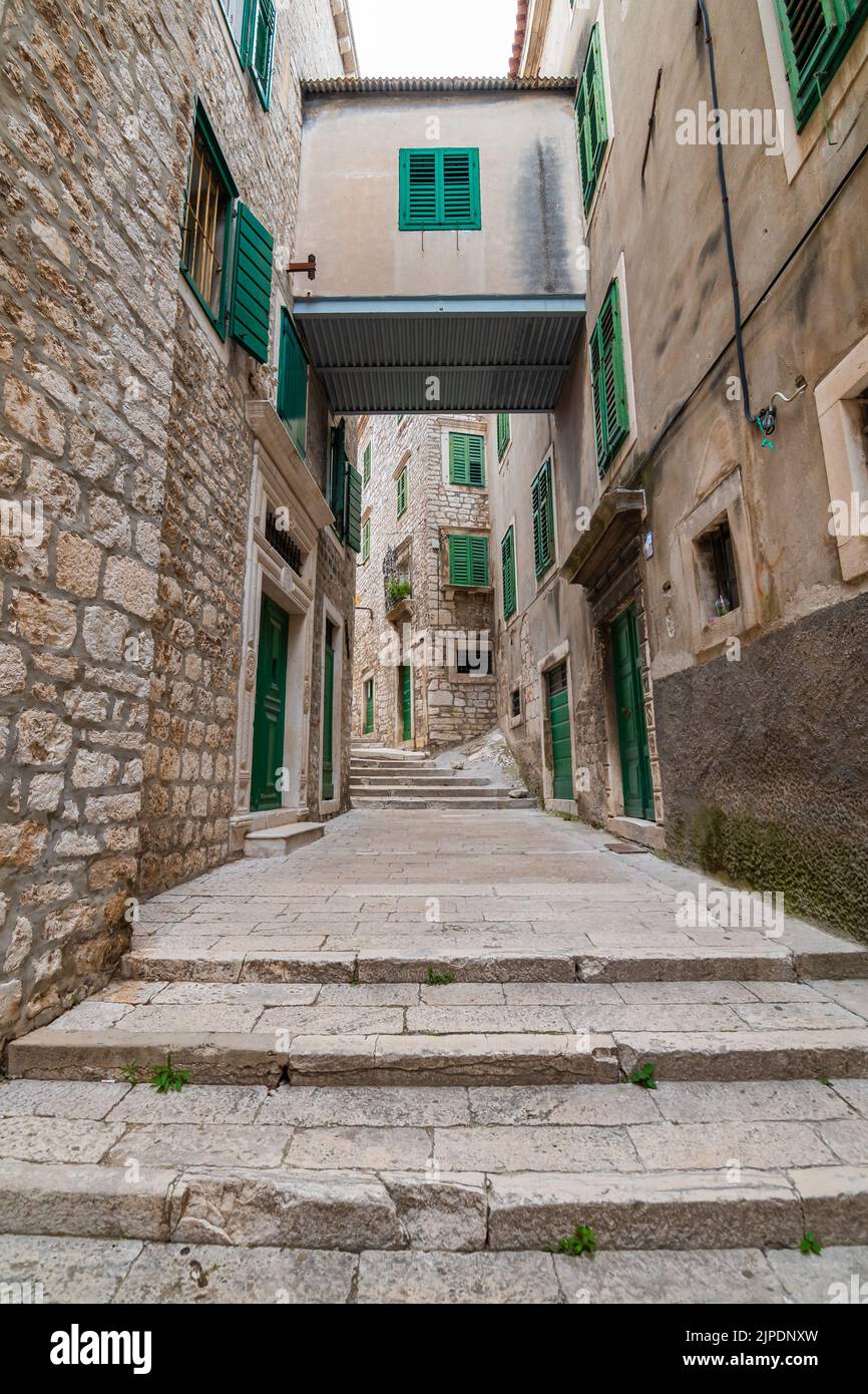 Strada stretta della città vecchia a Sibenik città, Croazia. Famosa destinazione turistica. Foto Stock