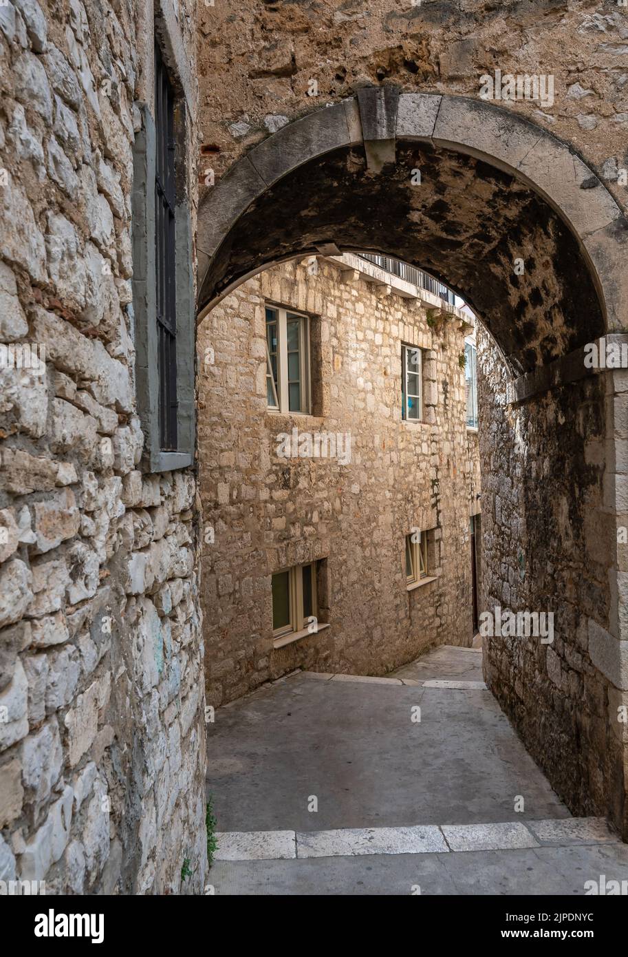 Strada stretta della città vecchia a Sibenik città, Croazia. Famosa destinazione turistica. Foto Stock