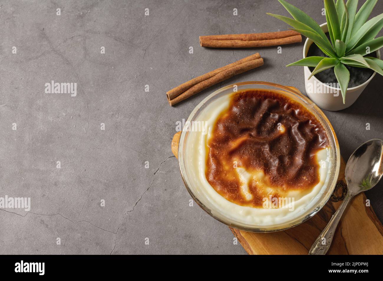 Tradizionale dessert turco panetteria riso budino Nome turco Fırın Sutlac in ciotola di vetro Foto Stock