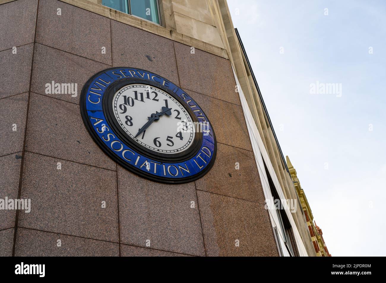 LONDRA - 18 maggio 2022: Orologio sul lato dell'edificio all'angolo tra The Strand e Bedford Street, WC2, Londra Foto Stock