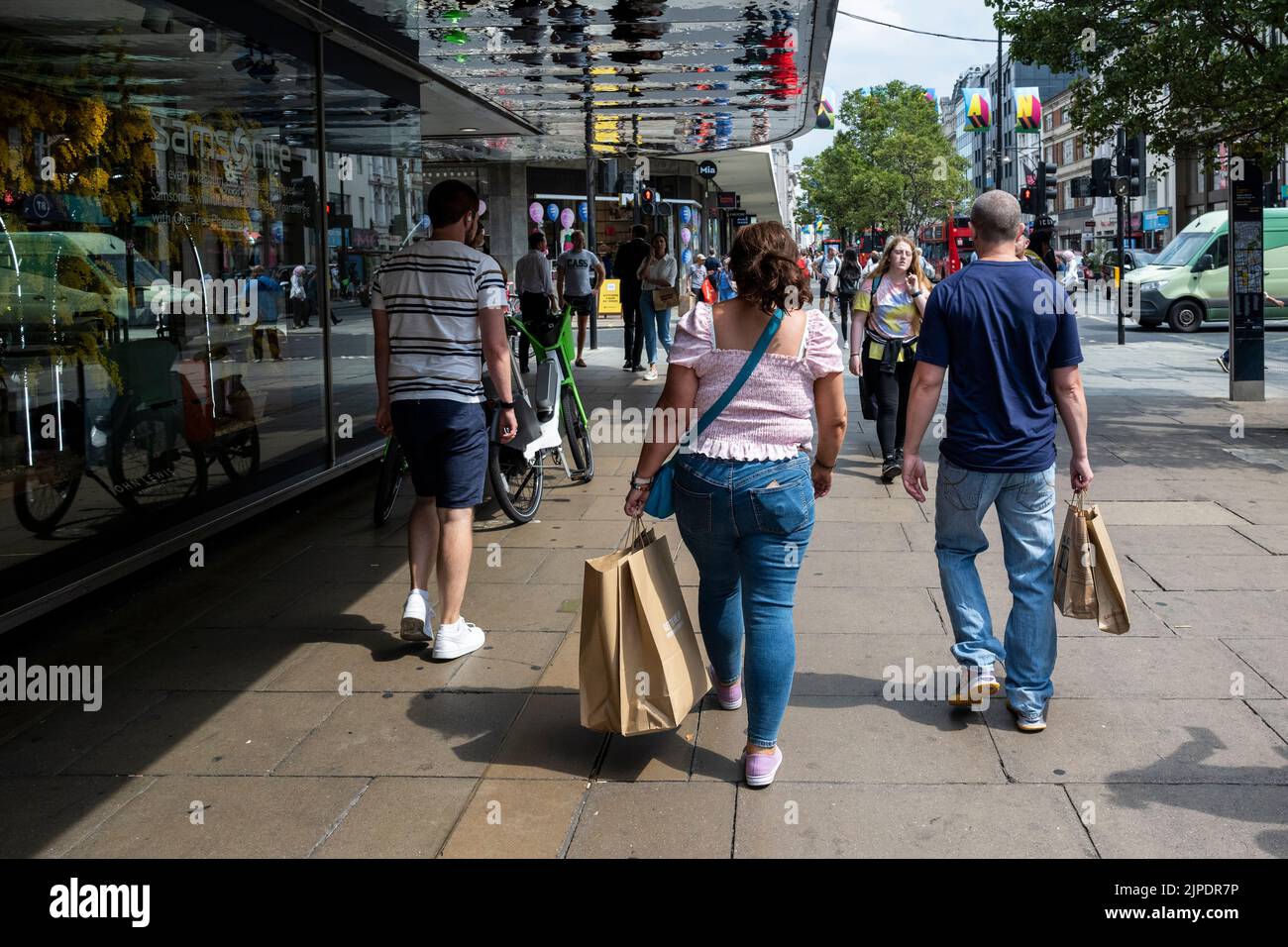 Londra, Regno Unito. 17 agosto 2022. La gente fa shopping a Oxford Street, nel West End della capitale. L'Ufficio di Statistica Nazionale (ONS) ha riferito che l'indice dei prezzi al consumo è aumentato al 10,1% nell'anno a luglio, in aumento dal 9,4% nel mese di giugno e solo la quarta volta ha superato il 10% negli ultimi 70 anni. Credit: Stephen Chung / Alamy Live News Foto Stock