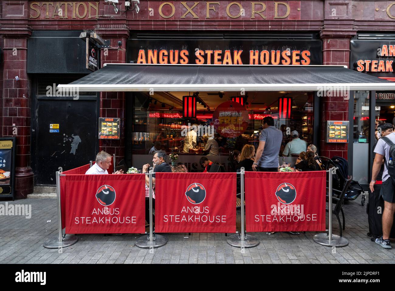 Londra, Regno Unito. 17 agosto 2022. Un ristorante turistico in Argyll Street, nel West End della capitale. L'Ufficio di Statistica Nazionale (ONS) ha riferito che l'indice dei prezzi al consumo è aumentato al 10,1% nell'anno a luglio, in aumento dal 9,4% nel mese di giugno e solo la quarta volta ha superato il 10% negli ultimi 70 anni. Credit: Stephen Chung / Alamy Live News Foto Stock