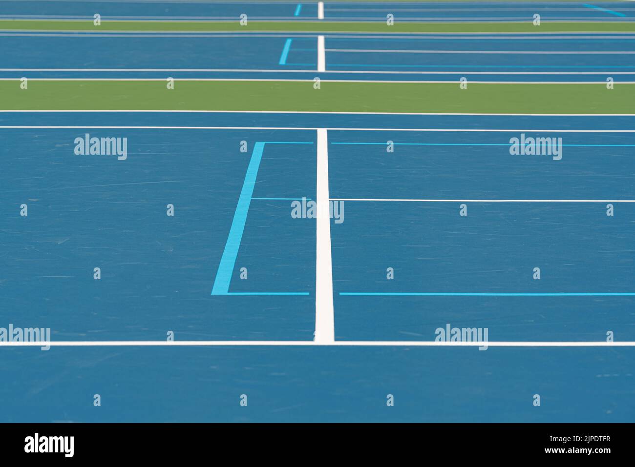 Nuovi campi da tennis blu all'aperto combinati con linee bianche e linee di pickleball blu chiaro Foto Stock