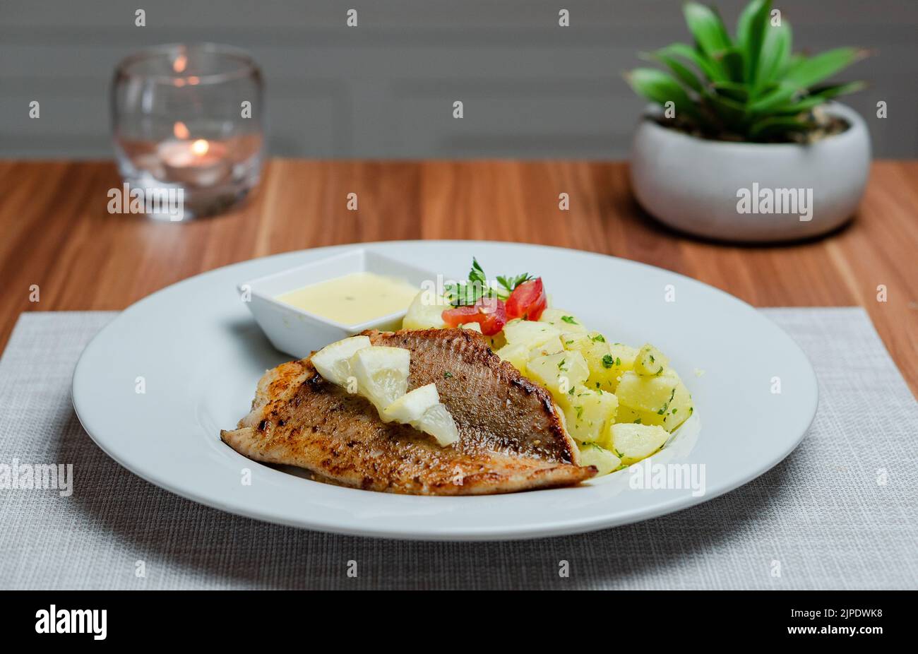 Filetto di nasello arrosto con patate al prezzemolo Foto Stock